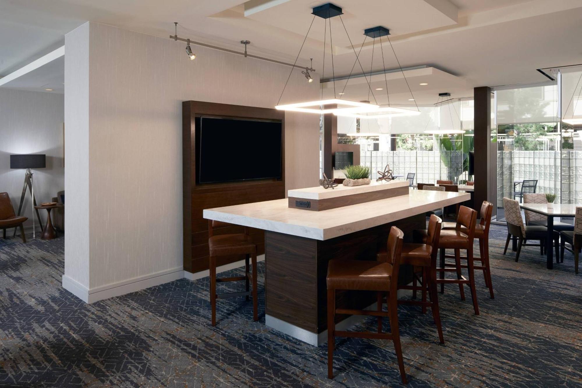 Courtyard By Marriott Angeles Lax / Century Boulevard